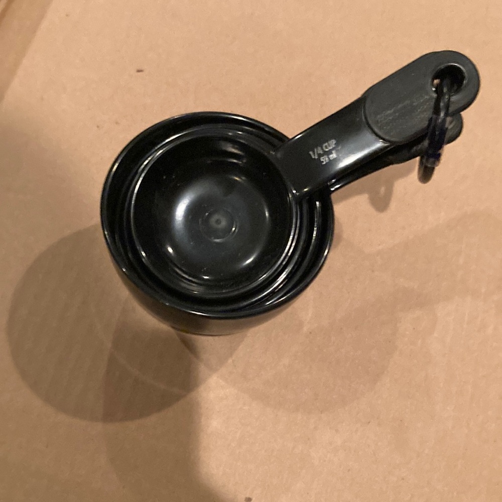 Plastic measuring cups